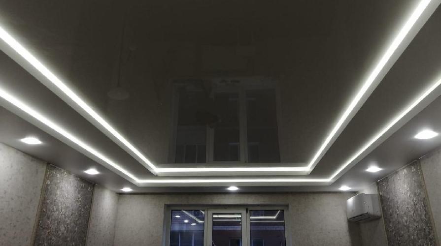 Трёхуровневый натяжной потолок с подсветкой и светильниками Трёхуровневый натяжной потолок с подсветкой и светильниками