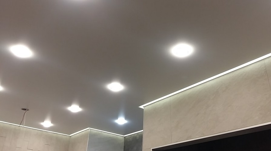 Натяжной потолок с контурной белой подсветкой