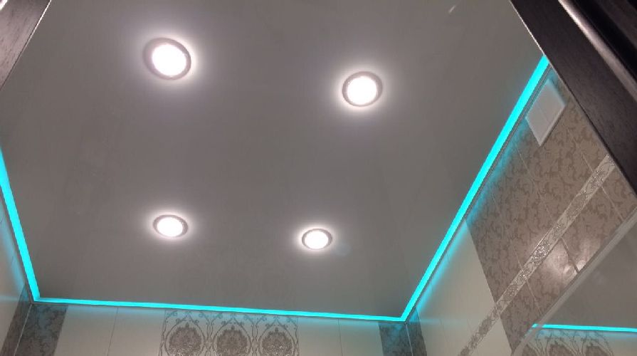 Натяжной потолок с контурной цветной подсветкой