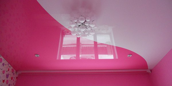 Натяжной потолок с криволинейной спайкой в интерьере Натяжной потолок с криволинейной спайкой в интерьере