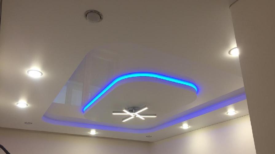 Потолок с криволинейной конструкцией и разноцветной подсветкой
