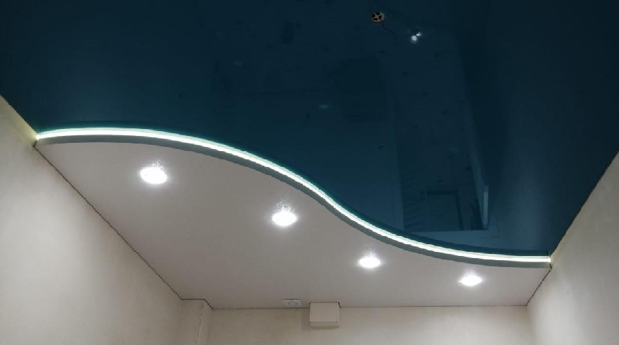 Потолок с криволинейной волнообразной конструкцией и подсветкой