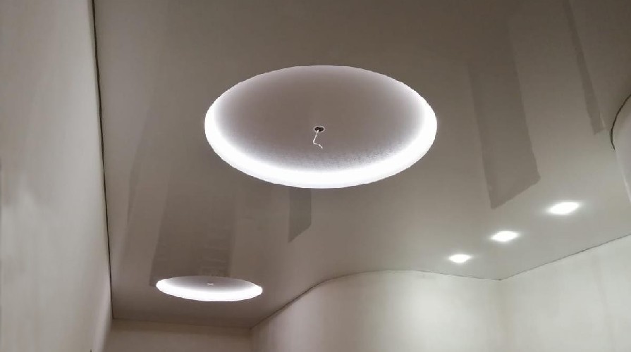 Потолок с вогнутыми криволинейными конструкциями и подсветкой Потолок с вогнутыми криволинейными конструкциями и подсветкой